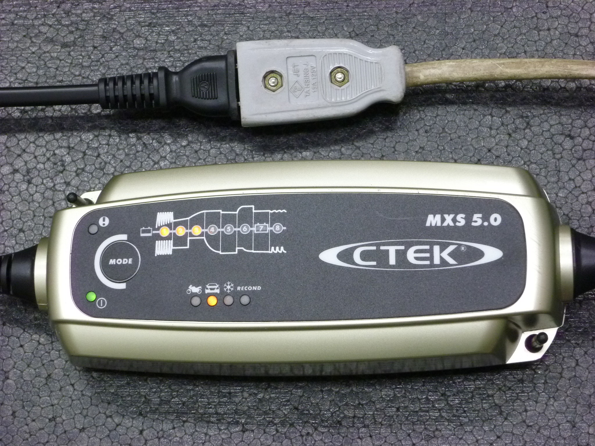 Ctek はバッテリー上がりの防止装置 家庭用電源で使える充電器の使い方は超簡単