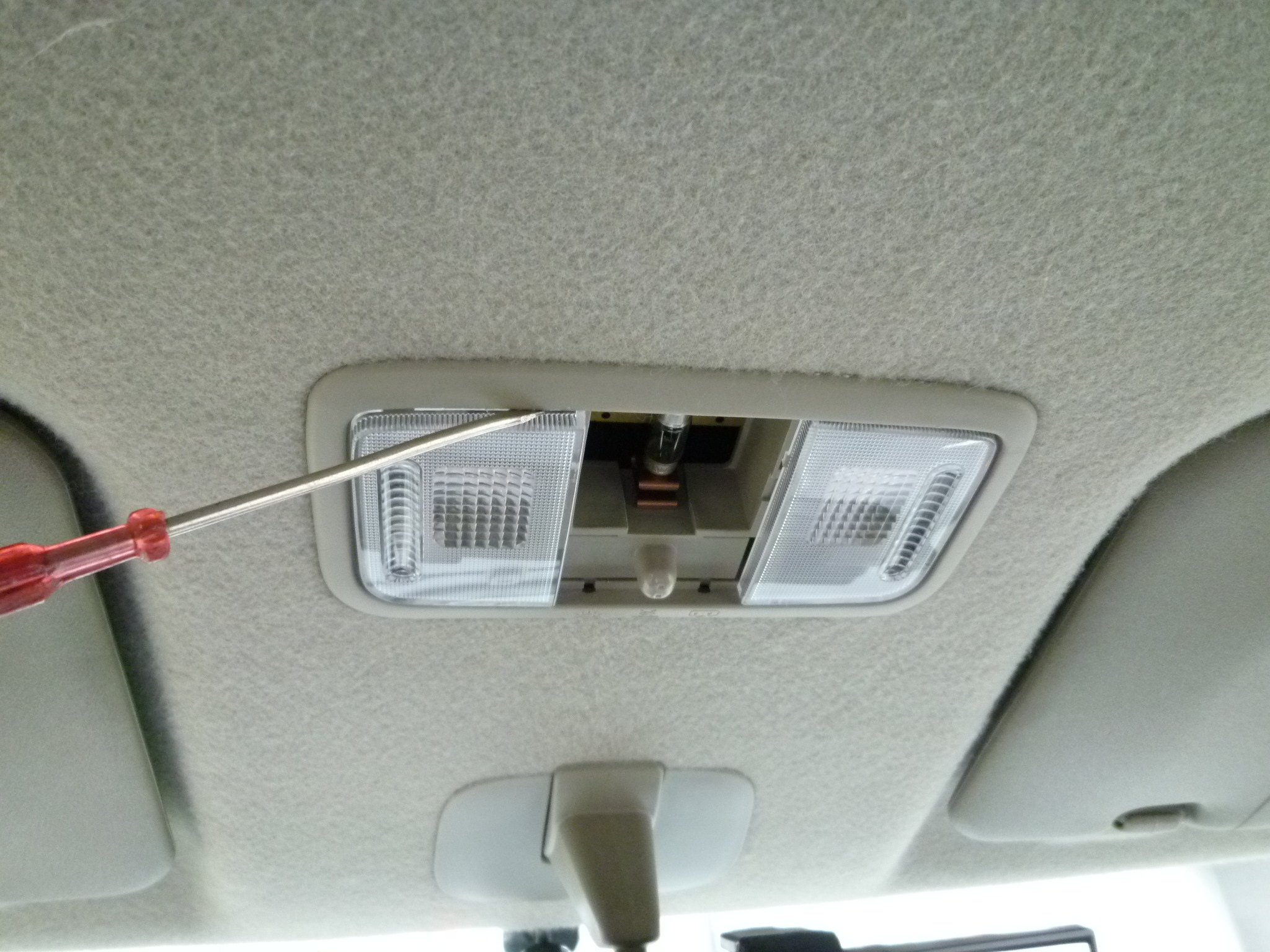 車のルームランプは種類も豊富なLEDがおすすめ！タントカスタムの交換方法は超簡単！