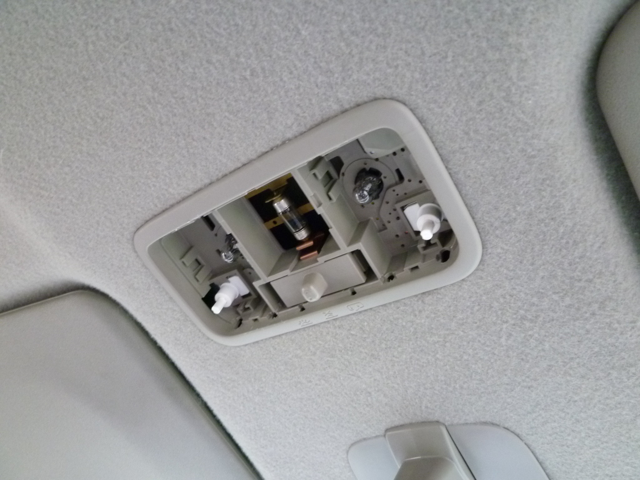 車のルームランプは種類も豊富なLEDがおすすめ！タントカスタムの交換方法は超簡単！